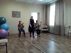 В ОБСУСО «Дом-интернат для ветеранов войны и труда «Лесное» для проживающих прошли занятия по танцевальной терапии.