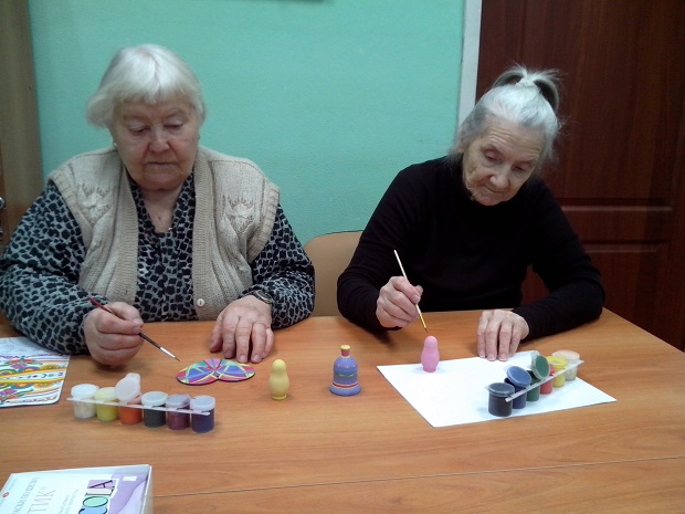            В дом-интернате "Лесное" в клубе "Рукодельница" прошла серия творческих занятий на тему: "Художественная роспись по дереву".                                                 