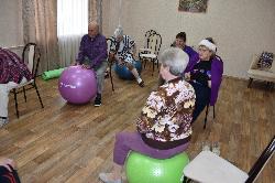 В ОБСУСО «Дом-интернат для ветеранов войны и труда «Лесное» для проживающих прошли занятия по танцевальной терапии.