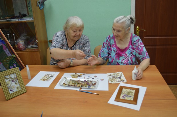 В доме-интернате «Лесное» в клубе "Рукодельница" прошла серия занятий на тему: «Гербарий, летние воспоминания».