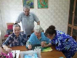 В ОБСУСО «Дом-интернате для ветеранов войны и труда «Лесное» прошли занятия в творческой мастерской «Рукодельница».