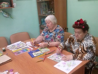          В ОБСУСО «Дом-интернате для ветеранов войны и труда «Лесное» в творческом клубе «Рукодельница» прошел цикл занятий на тему: «Рапортные композиции»