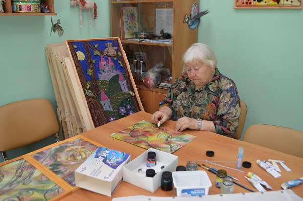 В ОБСУСО дом-интернате для ветеранов войны и труда «Лесное» в творческой мастерской «Рукодельница» продолжается освоение технологии «батик» с использованием более сложных художественных приемов. 